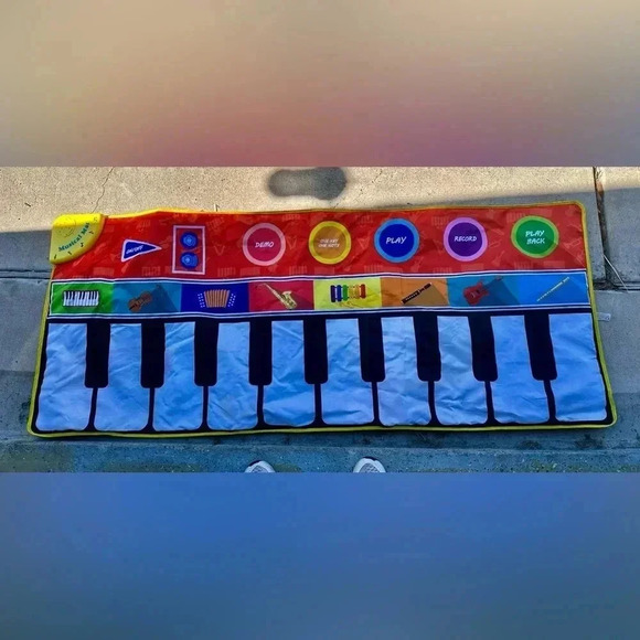 Step on keyboard‎ - Picture 1 of 2